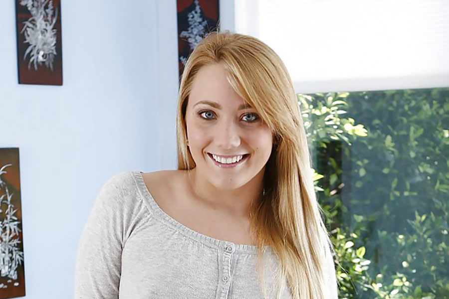 Model Smiley blonde in shorts in Deyan