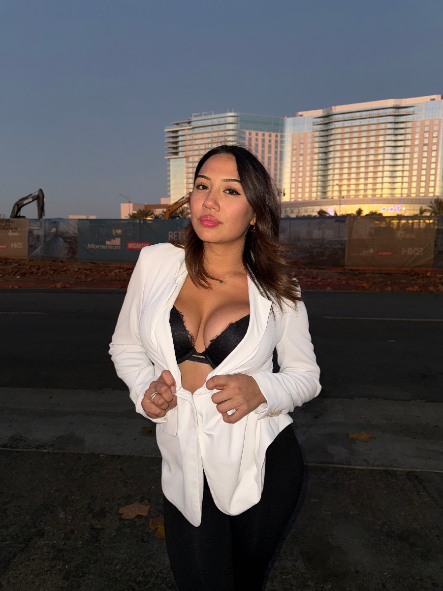 Take a pause and enjoy Ali Cruz — streaming from Deyan