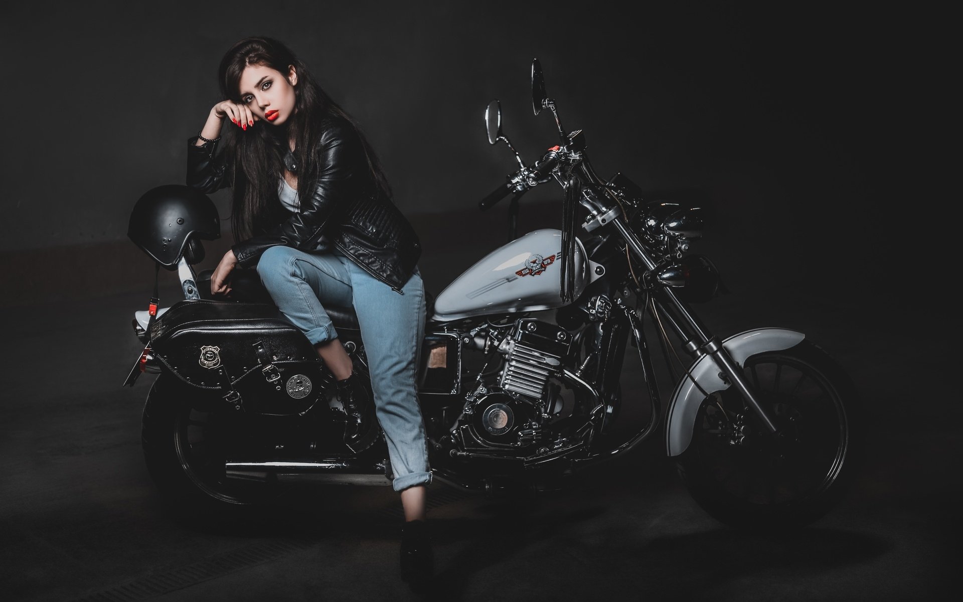 Biker girls: style and drive in Deyan
