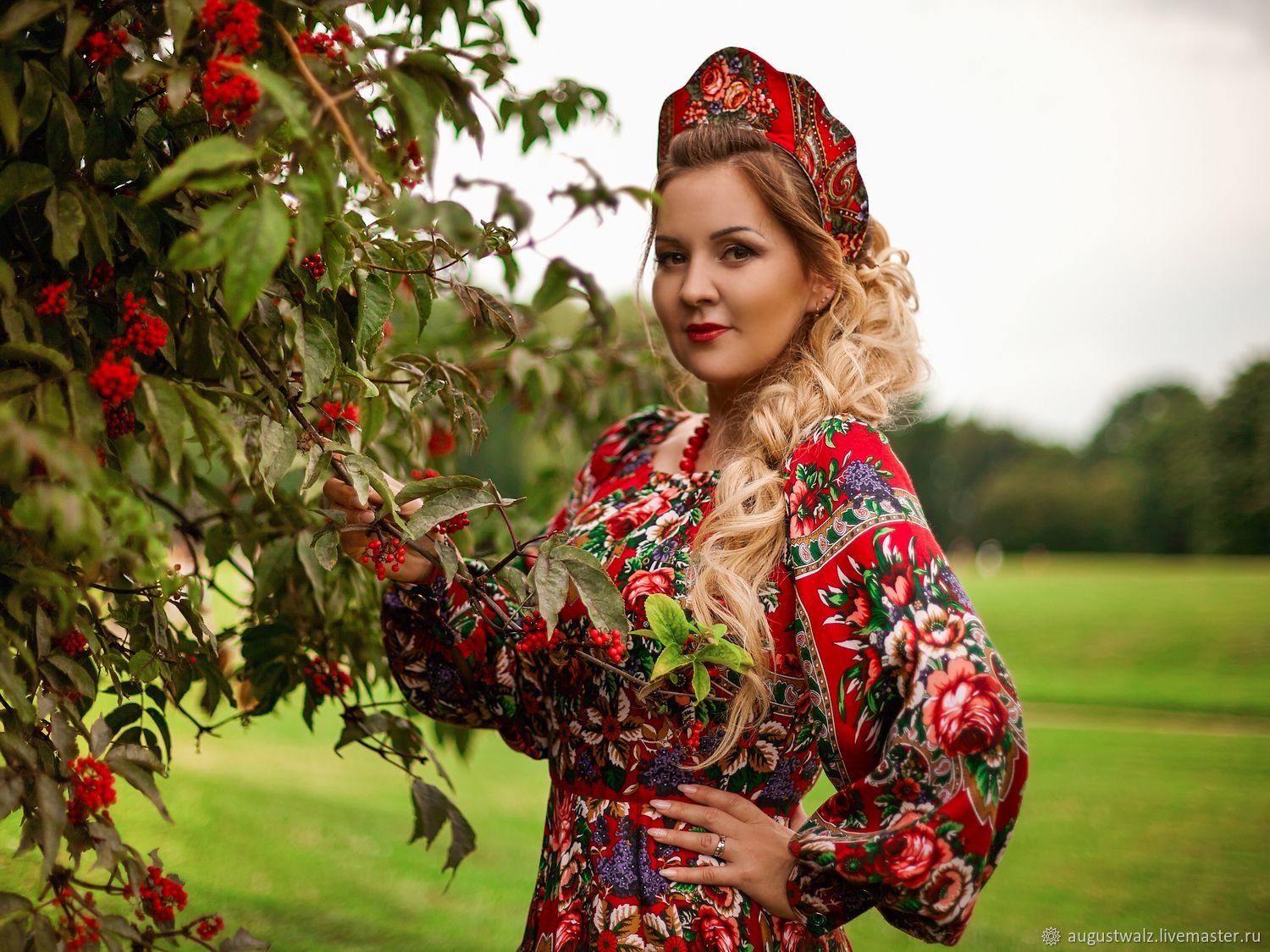 Women in Slavic costumes in Deyan