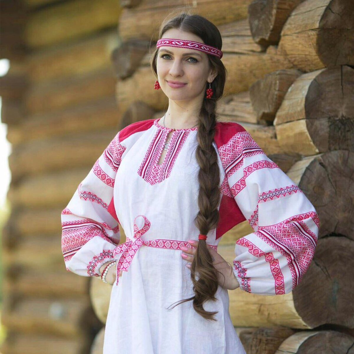 Girls in Slavic costumes in Deyan