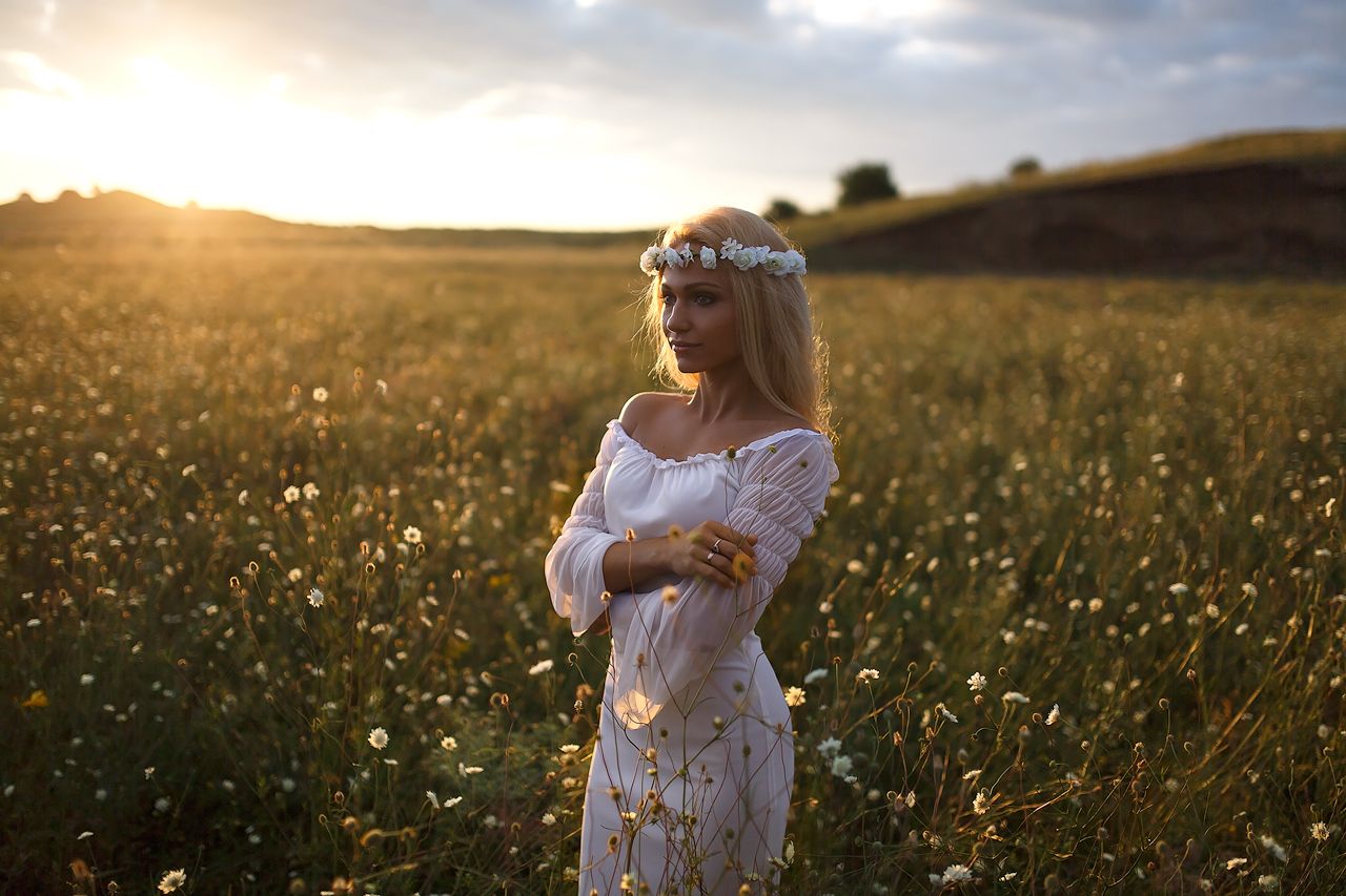 Girls in Slavic costumes in Deyan