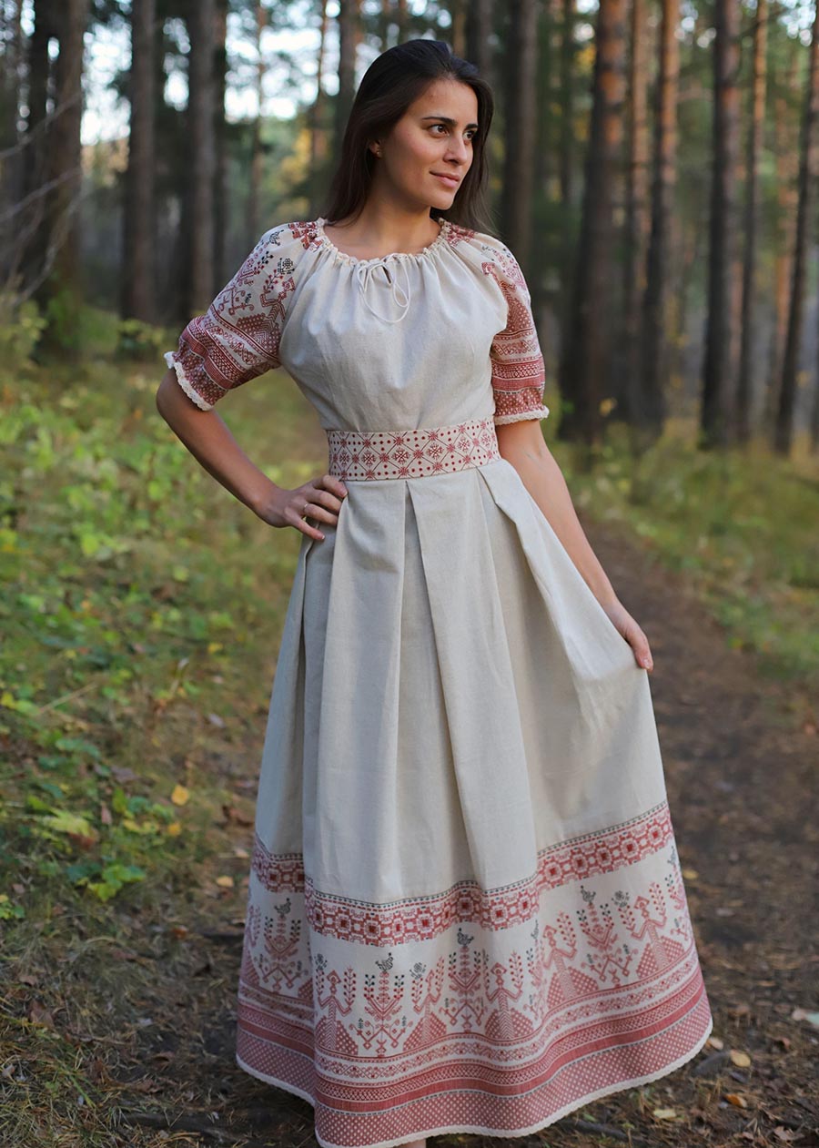 Girls in Slavic costumes in Deyan