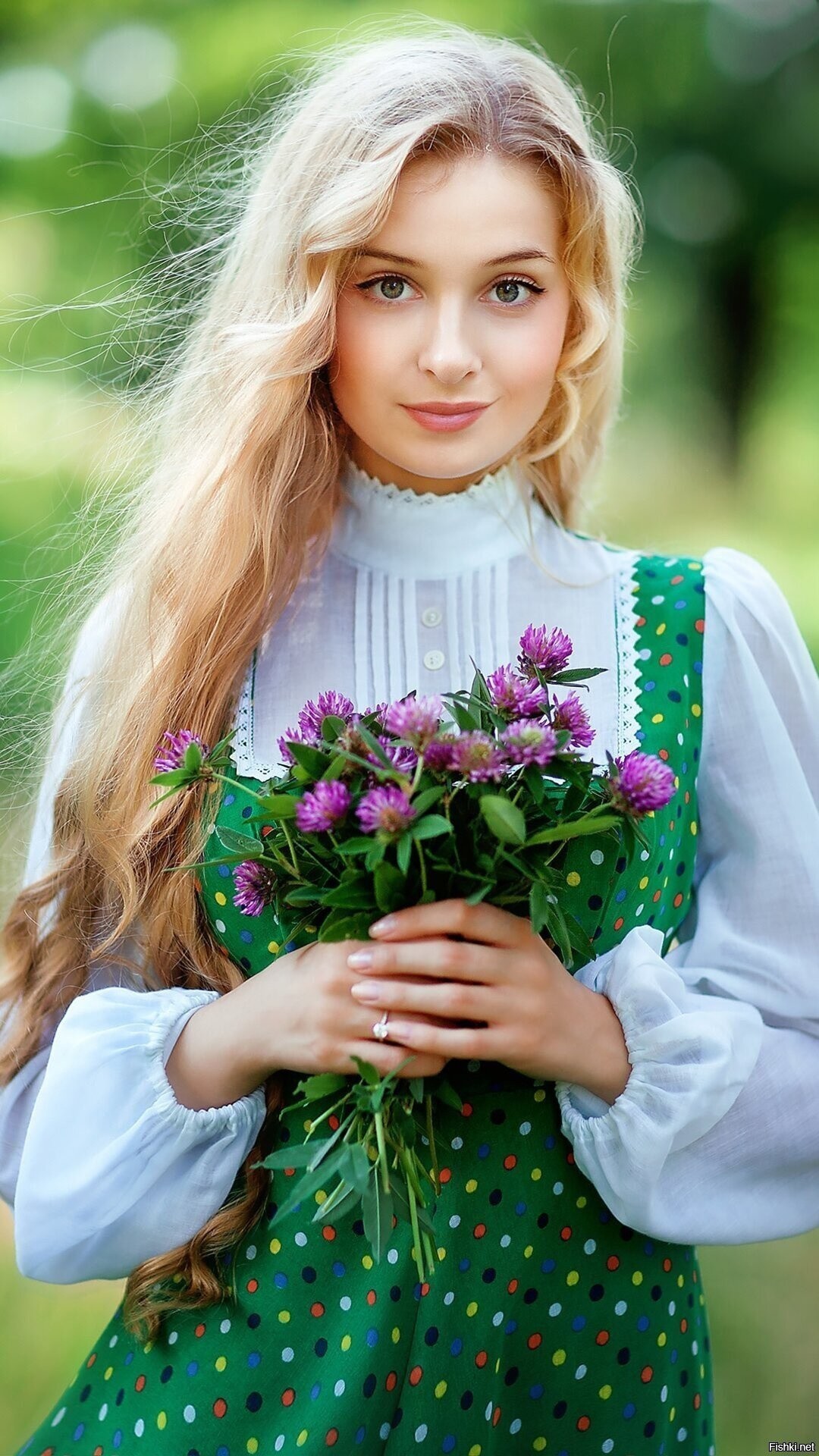 Girls in Slavic costumes in Deyan