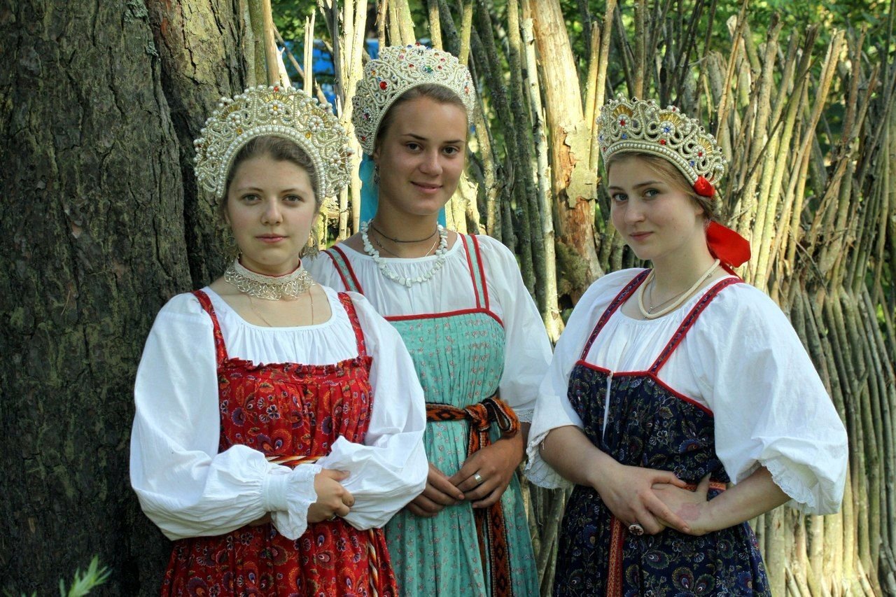 Sexy model Girls in Slavic costumes in Deyan