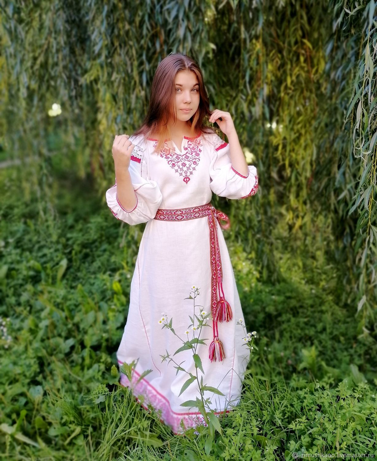 Girl Girls in Slavic costumes in Deyan