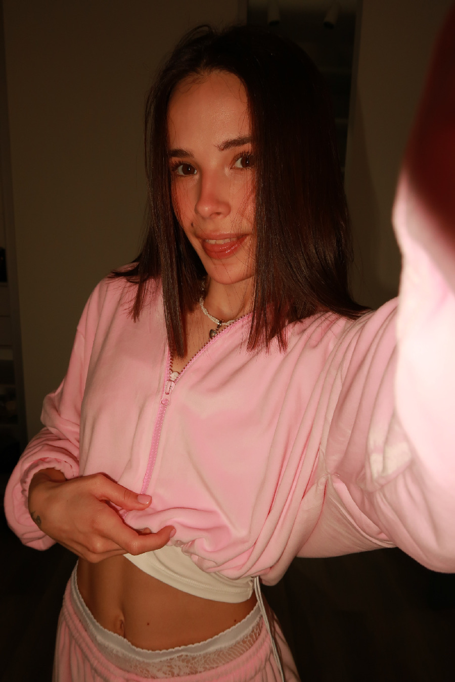 Tina brings the glow — live moments in Deyan